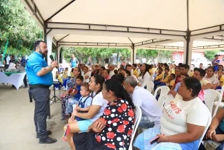 FOTOGRAFIA EQUIPO DE DIRECCIÓN DE POLÍTICA Y REGULACIÓN DEL MINISTERIO DE VIVIENDA EN PLATO MAGDALENA