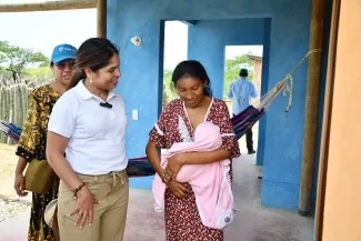 FOTOGRAFIA viceministra de Vivienda Aydeé Marsiglia Bello CON BENEFICIARIA DEL PROYECTO Miiroku 