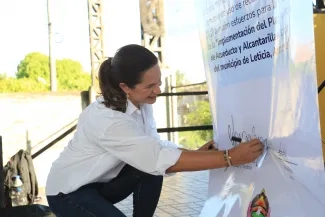 FOTOGRAFÍA FIRMA DE PLAN MAESTRO DE AGUA PARA LETICIA AMAZONAS