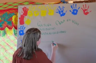 FOTOGRAFÍA MINISTRA DE VIVIENDA HELGA RIVAS EN ENTREGA DE MEJORAMIENTOS EN RIOACHA, LA GUAJIRA