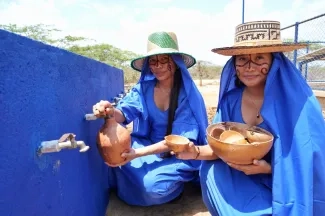 FOTOGRAFÍA MINISTRA DE VIVIENDA HELGA RIVAS EN ENTREGA DE MEJORAMIENTOS EN RIOACHA, LA GUAJIRA