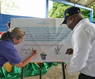 FOTOGRAFÍA MINVIVIENDA FIRMA INICIO DE PROYECTO PROGRAMA BASURA CERO EN BAHÍA SOLANO, CHOCO