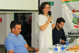 FOTOGRAFIA SOCIALIZA IÓN INVERSIÓN CIENAGA DE ORO 02