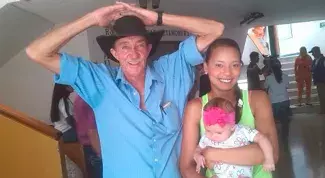 Me siento como si fuera rico recibiendo esta casa Mario de Jesus Castaneda beneficiario de vivienda gratis de Fredonia