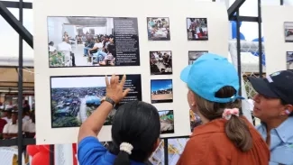 FOTOGRAFÍA MINISTRA DE VIVIENDA, CIUDAD Y TERRITORIO, HELGA MARÍA RIVAS ARDILA EN ENTREGA DE MEJORAS INTEGRALES EN LA COMUNA 1 DE TURBO, ANTIOQUIA.