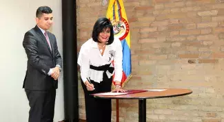 Maria Cristina Londono se posesiona como la primera mujer presidenta del Fondo Nacional del Ahorro