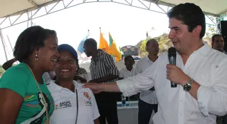 100 mujeres ahorradoras y 200 hogares desplazados lograron hoy en Buenaventura hacer realidad el sueño de tener una casa propia y gratis
