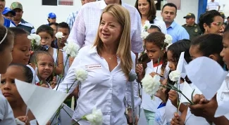 Cada vez que entregamos viviendas agua o alcantarillado construimos paz Minvivienda