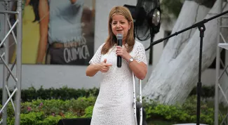 La ministra de vivienda Elsa Noguera se suma al aprendizaje por la paz