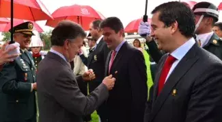 Ministro de Vivienda es condecorado por el Ejército Nacional