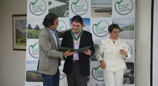 “La vivienda es un gran motor para erradicar la esclavitud de la pobreza”, dijo Luis Felipe Henao, en condecoración de la Gobernación de Antioquia