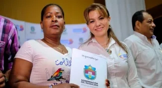 Familias de escasos recursos en Santa Marta recibieron totalmente gratis el titulo de propiedad de sus viviendas