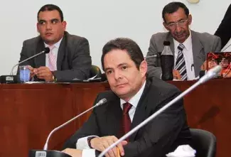 Constructores sancionados no participarán en subasta para vivienda prioritaria: Vargas Lleras