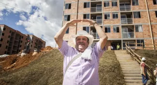 En Bello, Antioquia, Gobierno entrega casas y les cumple a damnificados por ola invernal de La Gabriela