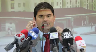 “Es más fácil destruir que construir”, le respondió el Ministro Henao Cardona al Senador Robledo