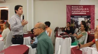 Familias de escasos recursos pasan de ocupantes ilegales a propietarios: Minvivienda