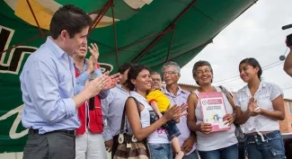 Más familias pobres del Valle del Cauca recibieron hoy sus viviendas gratis