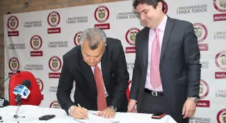 Ministerio de Vivienda y el IGAC firman contrato para legalizar 25 mil predios en barrios piratas