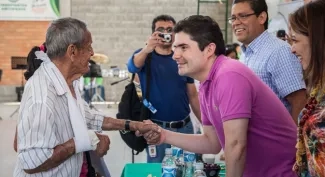 Ministro de Vivienda entrega escrituras de propiedad a 300 familias de Antioquia que no habían legalizado sus casas