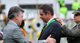 Presidente Santos condecora a Vargas Lleras por sus logros en el Ministerio de Vivienda