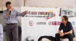 Presidente Santos y Ministro Vargas Lleras entregan viviendas gratis en Medellín