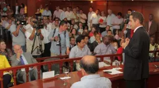 Vargas Lleras denuncia que estafadores quieren sacar provecho del programa de vivienda para pobres