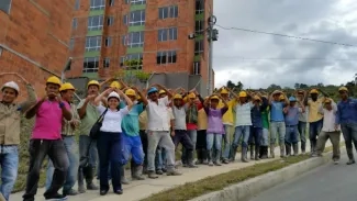 Mas de un millon 300 mil personas estan empleadas en el sector de la construccion Con mas y mejores empleos hacemos un pais con mas equidad Minvivienda