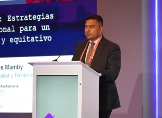 Fotografía viceministro de Agua Potable y Saneamiento Básico y delegado de la Ministra de Vivienda, Ciudad y Territorio, Edward Libreros Mamby, durante la apertura del décimo sexto Foro de Vivienda