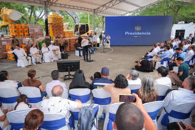 FOTOGRAFIA COMUNICADO PRESIDENTE APUESTA POR RECOSNTRUCCION EN CALI 01