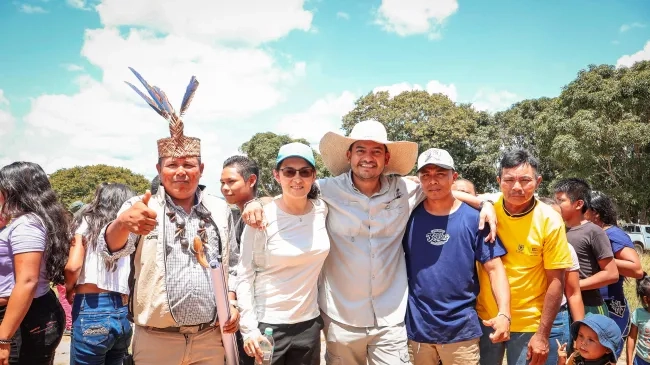 Viceministro de Agua con la comunidad indígena de Maniare en la firma de convenio de construcción de sistema de abastecimiento de agua.