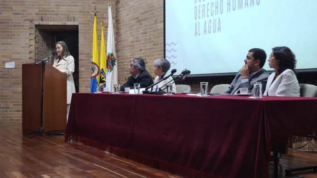 FOTOGRAFÍA MINISTRA DE VIVIENDA HELGA MARÍA RIVAS EN INTERVENCIÓN DURANTE EL FORO AGUA COMO BIEN COMÚN
