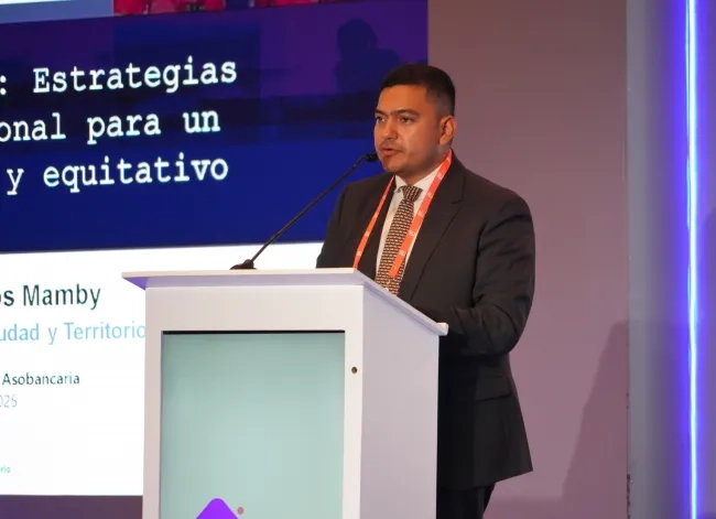Fotografía viceministro de Agua Potable y Saneamiento Básico y delegado de la Ministra de Vivienda, Ciudad y Territorio, Edward Libreros Mamby, durante la apertura del décimo sexto Foro de Vivienda